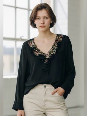 MONROE & Main, ladies top, size small, fancy yet comfortable, double layer front